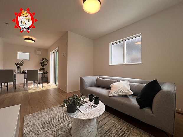 16.6帖　リビングイン階段を採用した、南向きの明るいリビングルーム（1号棟）