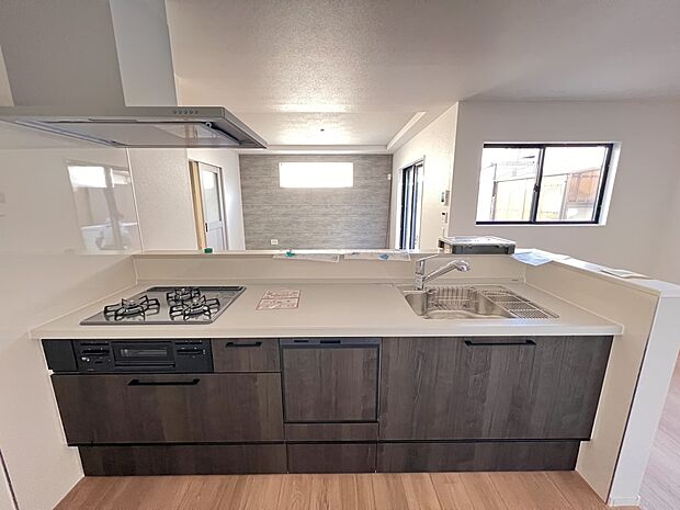 食洗機・浄水器付きの扱いやすいシステムキッチン　リビングを一望できます