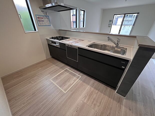 リビングを一望できる対面式システムキッチン(1号棟)