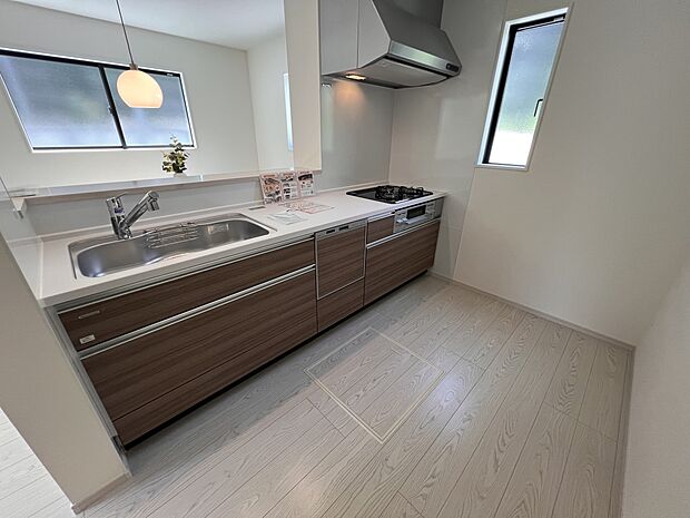 リビングを一望できる対面式システムキッチン　食洗機・浄水器付き