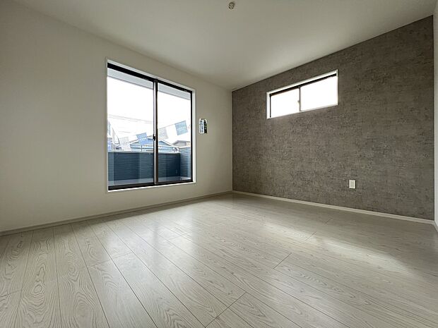 アクセントクロスがお洒落な洋室7帖 WIC、バルコニー付きの広めのお部屋