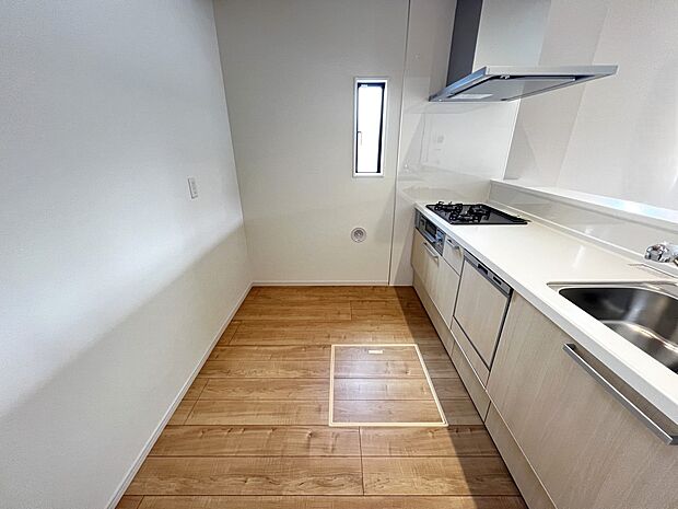 リビングを一望できる対面式システムキッチン(2号棟同仕様)