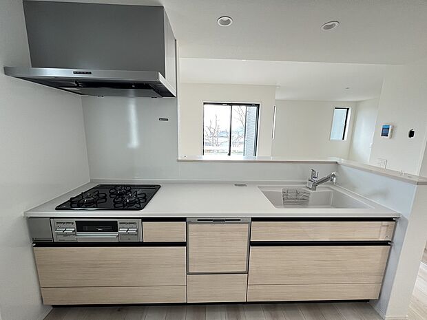 リビングを一望できる対面式システムキッチン　食洗機・浄水器付き