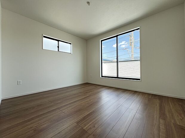 洋室12.2帖　2階のメインとなるお部屋は広めの空間です(同仕様)