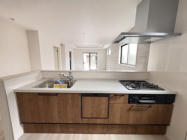 リビングを一望できる対面式システムキッチン　食洗機・浄水器付き