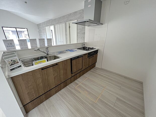 リビングを一望できる対面式システムキッチン