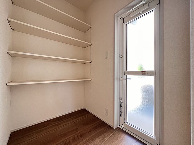 勝手口付きの便利なパントリー収納スペース(2号棟)