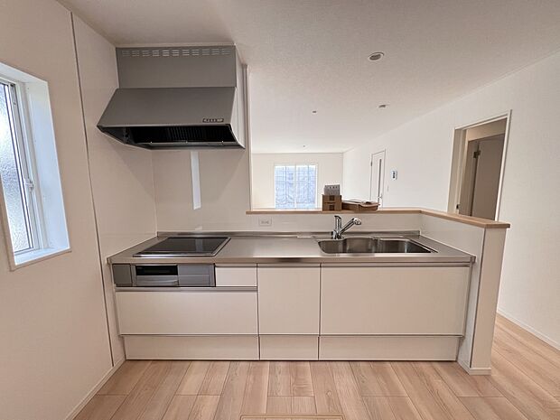 キッチンは2人並んでも余裕のスペースを確保。お子様とお料理なども楽しめそうです(2号棟同仕様)