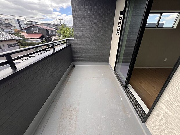 ワイドタイプのバルコニー（2号棟同仕様）