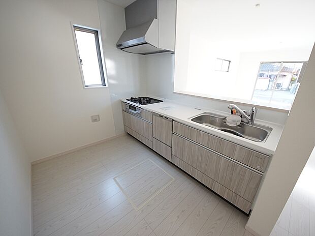 リビングを一望できる対面式システムキッチン(1号棟同仕様)