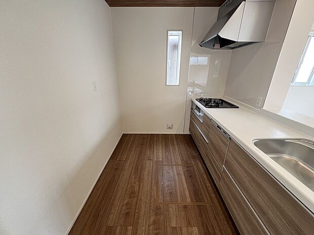 リビングを一望できる対面式システムキッチン 食洗機・浄水器付き(同仕様)