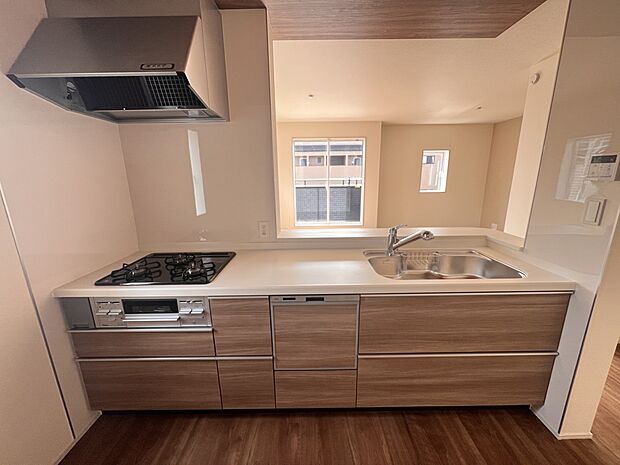 食洗機・浄水器付きの扱いやすいシステムキッチン リビングを一望できます(1号棟)