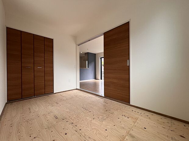 リビング続き間の和室5帖 2面採光、収納スペース付き