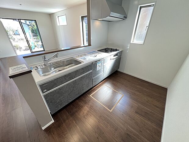 リビングを一望できる対面式システムキッチン(1号棟)