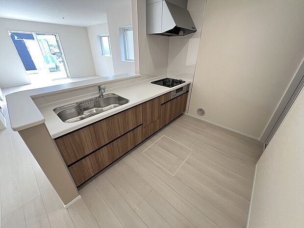 キッチンは2人並んでも余裕のスペースを確保。お子様とお料理なども楽しめそうです(1号棟)