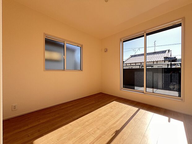 洋室5帖　バルコニー付きのお部屋です(1号棟)