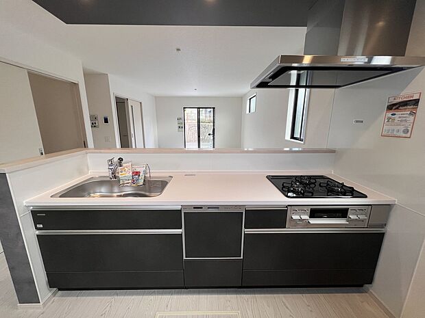 食器洗浄乾燥機、浄水器を搭載したリビングを一望できる対面式システムキッチン