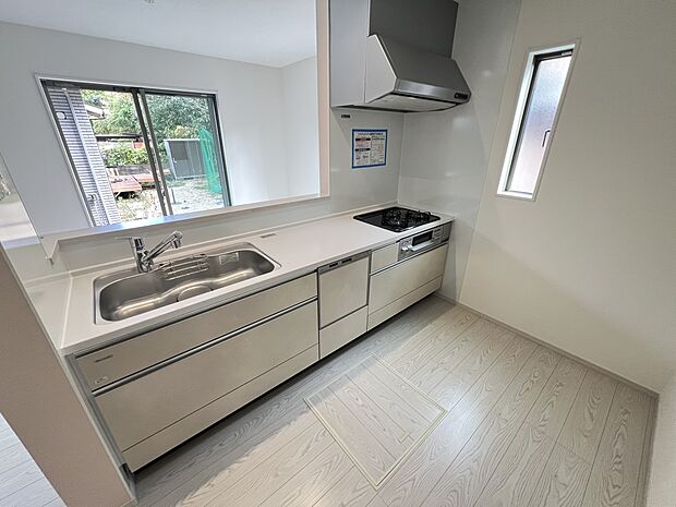 リビングを一望できる対面式システムキッチン 食洗機・浄水器付き(1号棟)