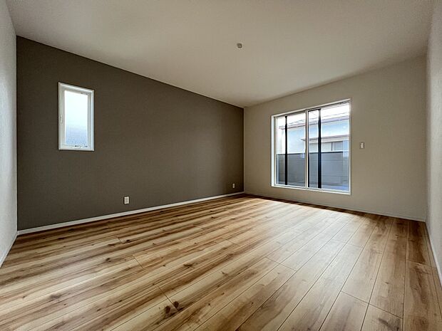 洋室10帖 アクセントクロスがお洒落な雰囲気!ウォークインクローゼット、バルコニー付です