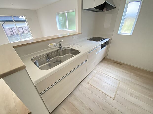 リビングを一望できる対面式システムキッチン(同仕様)