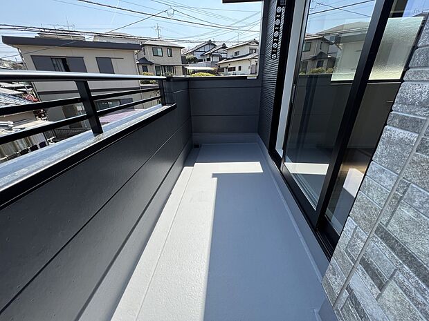 南西向きのバルコニーは2.3階にご用意いたします(同仕様)