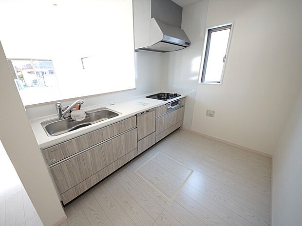 リビングを一望できる対面式システムキッチン(1号棟同仕様)