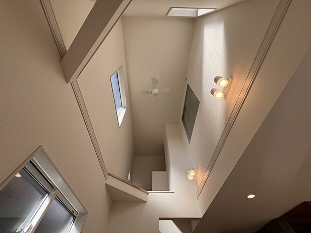 リビング上部の吹抜空間（1号棟）