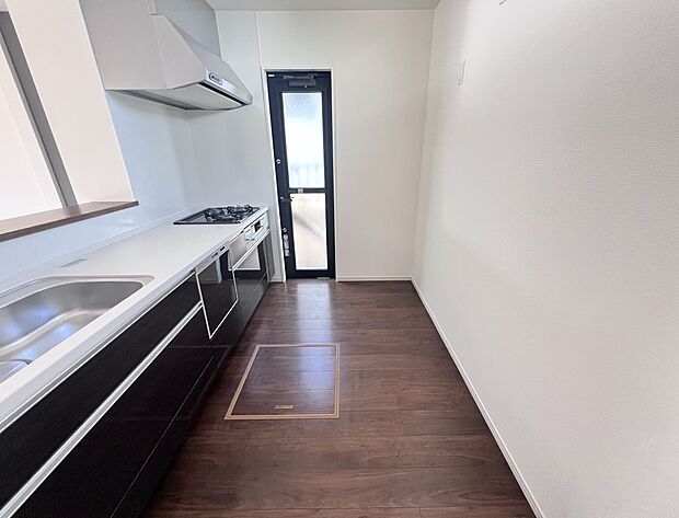 扱いやすいシステムキッチンで毎日のお料理もはかどります(同仕様)