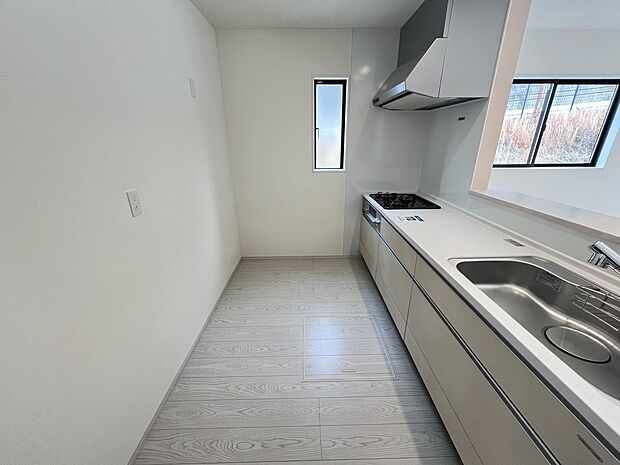 リビングを一望できる対面式システムキッチン(1号棟同仕様)