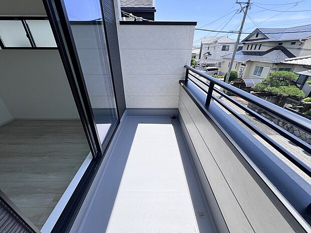 南向きのバルコニー　2部屋から出入り可能です(同仕様)