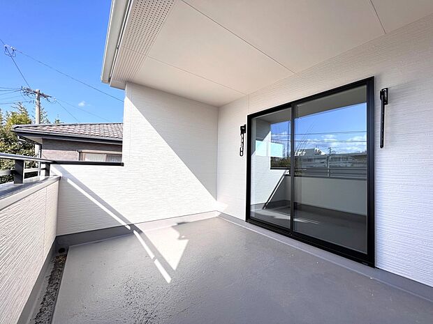 南向きの陽当たり良好なバルコニー（2号棟同仕様）