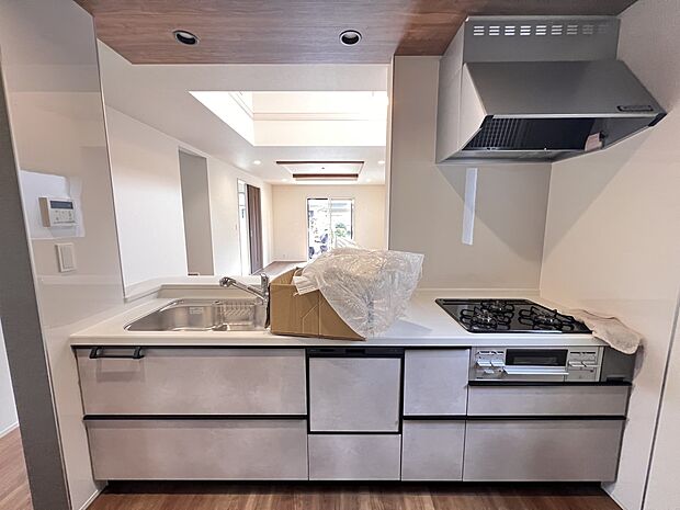 リビングを一望できる対面式システムキッチン(2号棟)