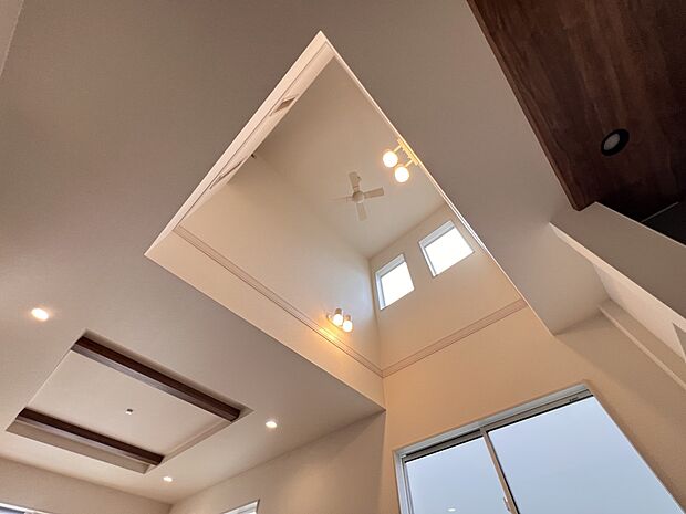 上部吹抜仕様で明るく広々とした印象に！(2号棟)