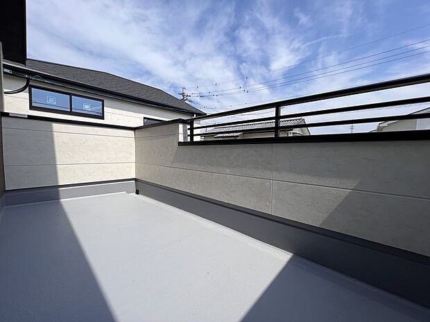 バルコニーは2箇所に設置します（同仕様)