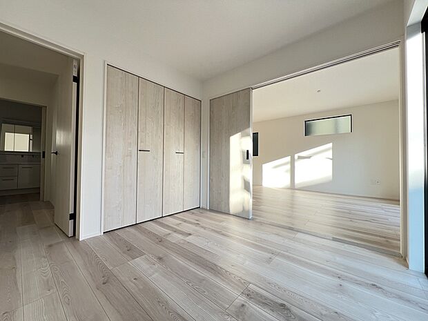 洋室4.5帖 リビング、玄関へ繋がっている居室です