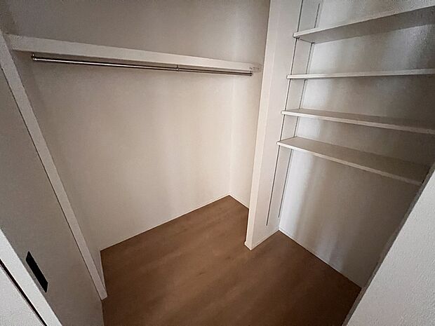 リビングには大容量タイプの嬉しいファミリークロークをご用意しております（1号棟）