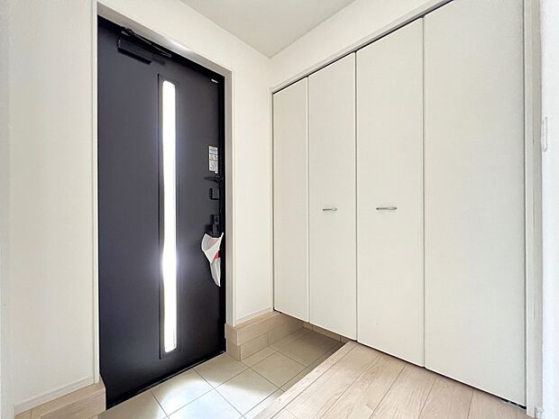 収納スペース付きの玄関(2号棟同仕様)