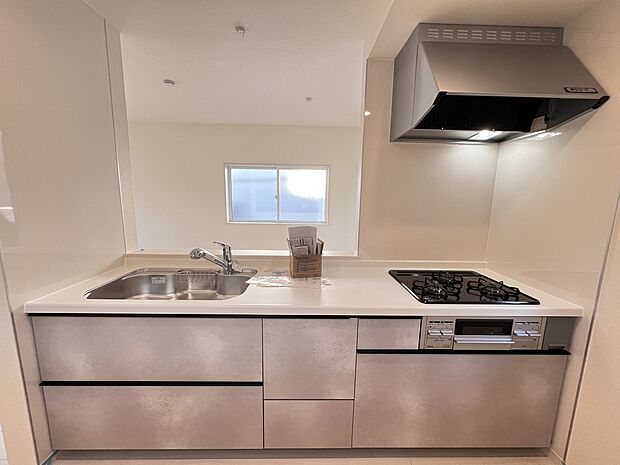 扱いやすいシステムキッチンで毎日のお料理もはかどります(同仕様)