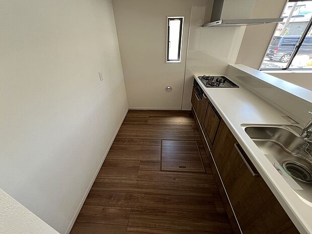 扱いやすいシステムキッチンで毎日のお料理もはかどります(同仕様)