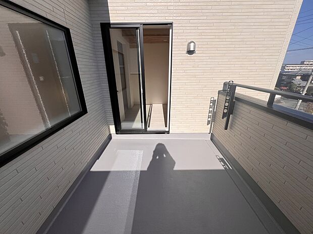 洋室6帖から出入り可能なバルコニー(2号棟)