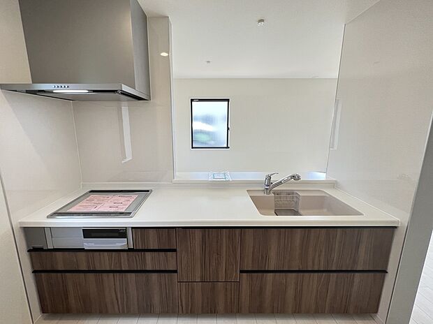 扱いやすいシステムキッチンで毎日のお料理もはかどります(1号棟同仕様)