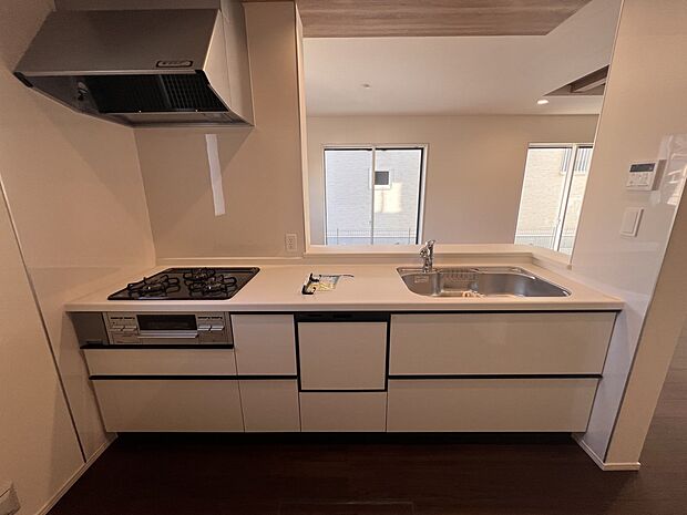 食洗機・浄水器付きの扱いやすいシステムキッチン!リビングを一望できる対面式です(2号棟)