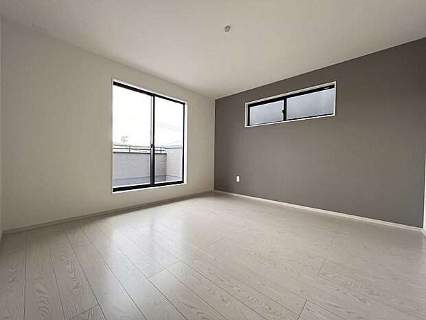 アクセントクロスがお洒落な洋室8帖　W.I.C、バルコニー付きの広めのお部屋です(2号棟)