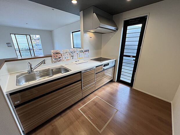 リビングを一望できる対面式システムキッチン 食洗機・浄水器・勝手口付き