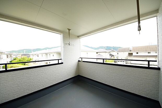 2部屋から行き来可能なバルコニー(3号棟同仕様)