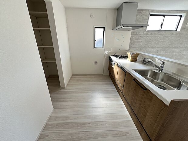 扱いやすいシステムキッチンで毎日のお料理もはかどります(1号棟同仕様)