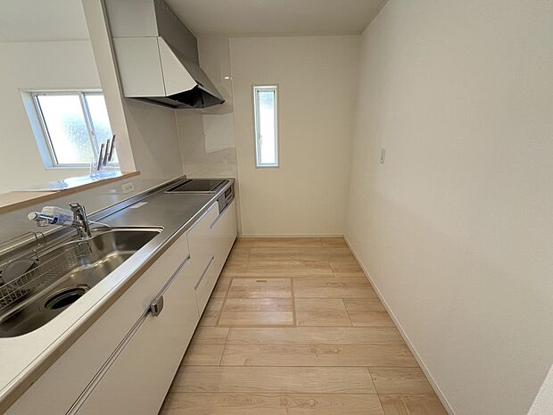 扱いやすいシステムキッチンで毎日のお料理もはかどります(同仕様)