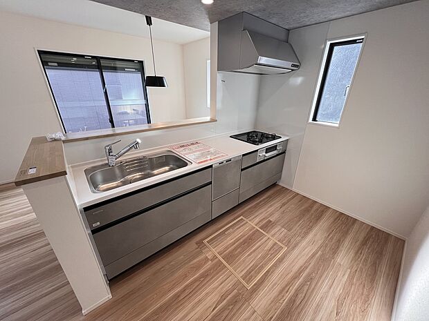 扱いやすいシステムキッチンで毎日のお料理もはかどります(同仕様)