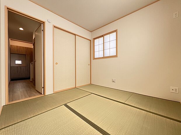 和室4.5帖　リビング、1階ホールの2方向から出入り可能な便利な居室です