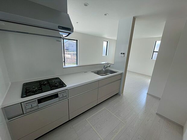 リビングを一望できる対面式システムキッチン